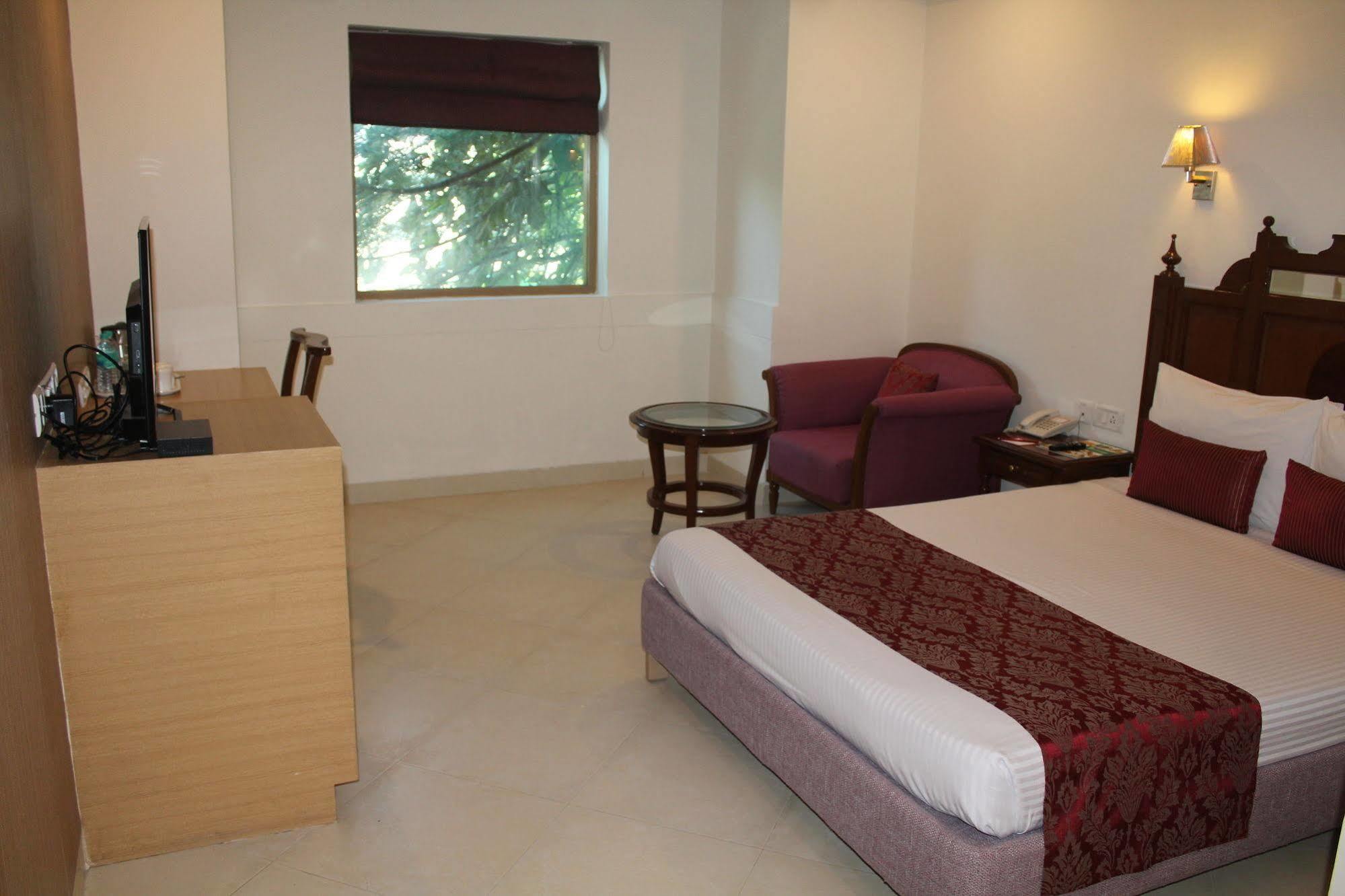 The Lotus Apartment Hotel, Burkit Road Chennai Bagian luar foto